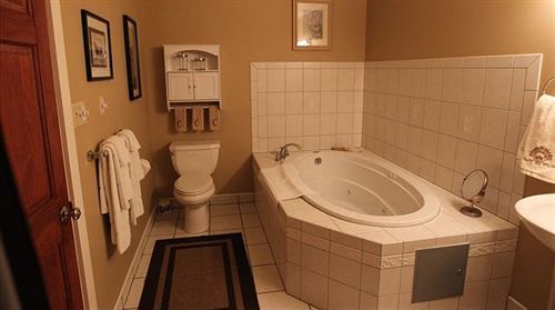 Camelot Restaurant & Inn Clarks Summit Bagian luar foto