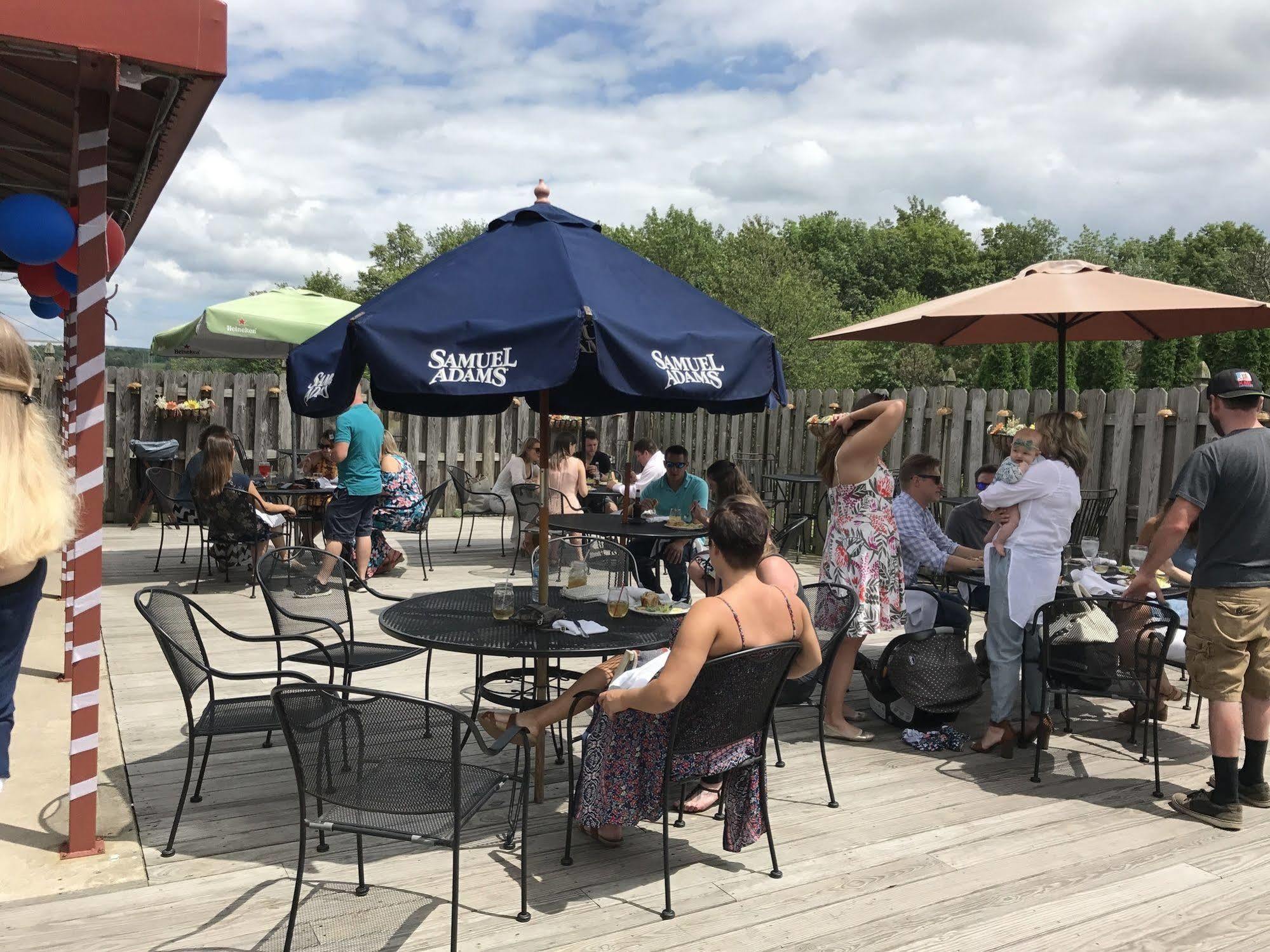 Camelot Restaurant & Inn Clarks Summit Bagian luar foto