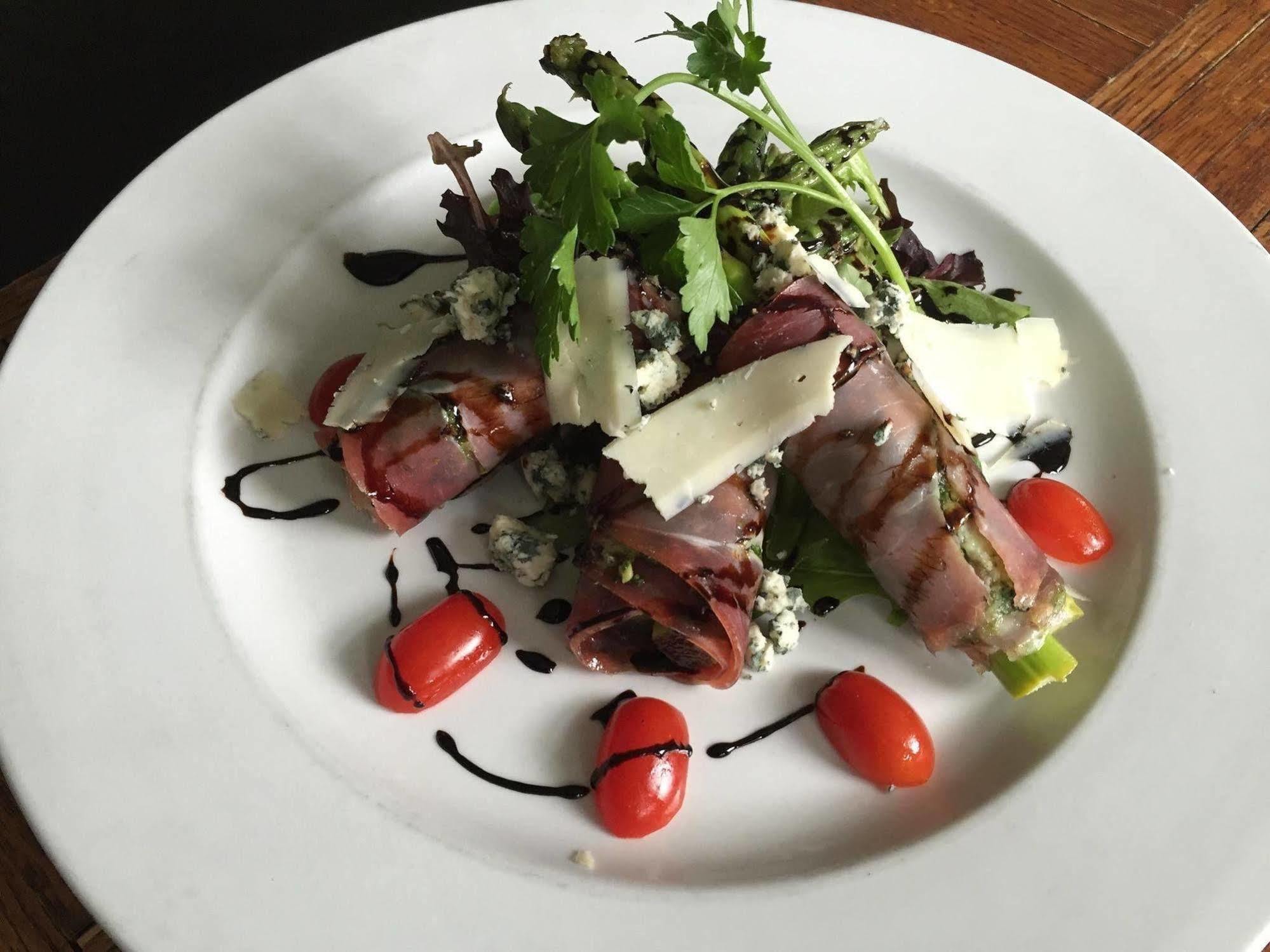 Camelot Restaurant & Inn Clarks Summit Bagian luar foto