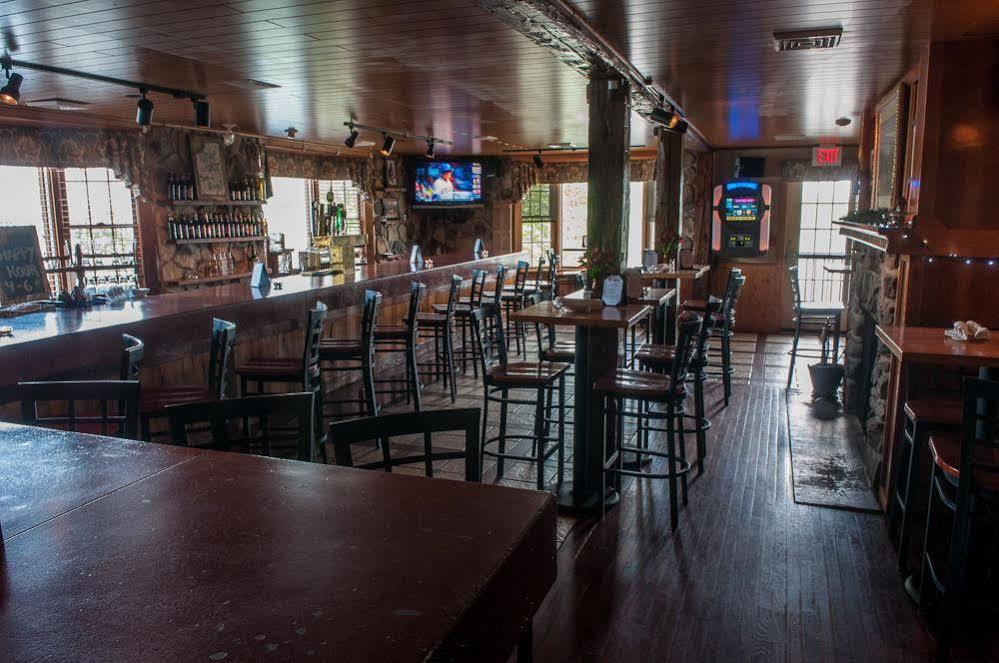 Camelot Restaurant & Inn Clarks Summit Bagian luar foto